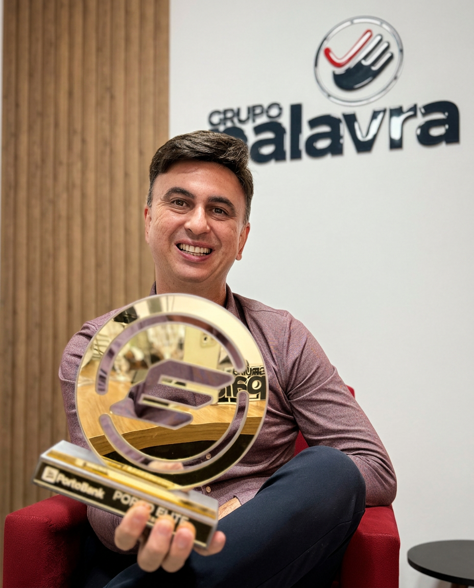 André com troféu Porto Elite — PortoBank