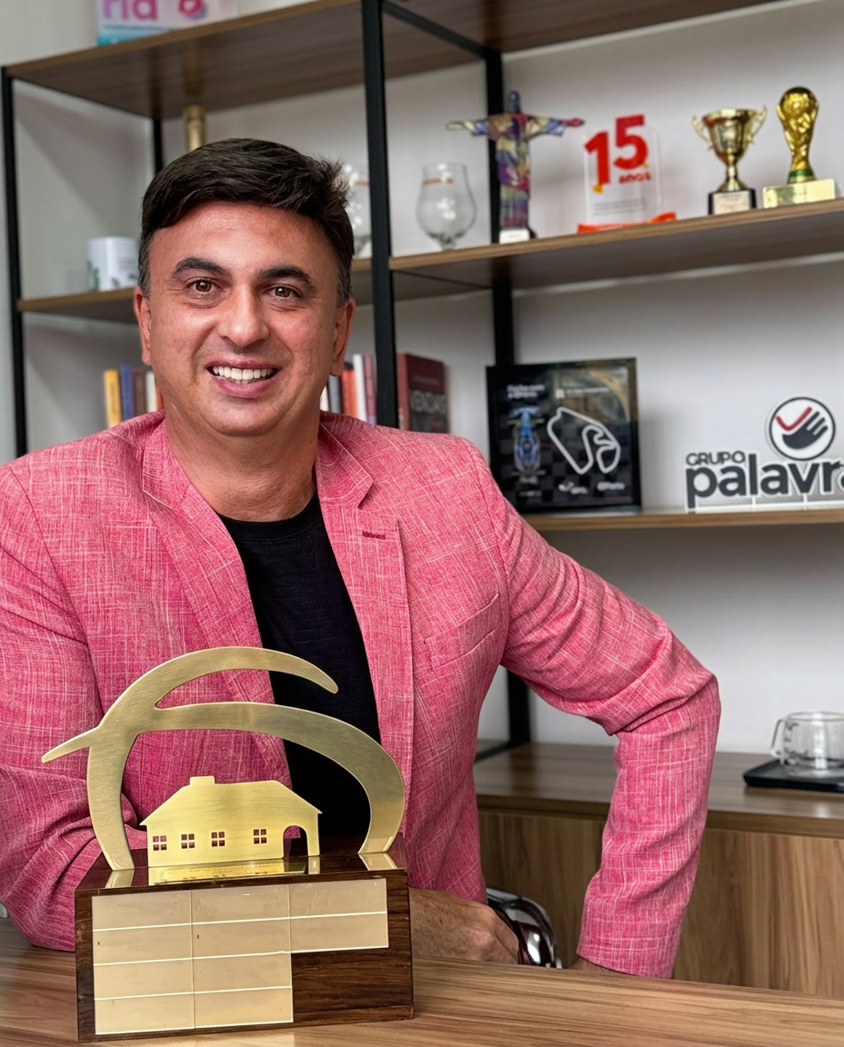 André com troféu de reconhecimento — Grupo Palavra